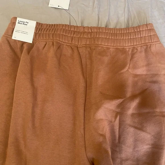Nike Loose Fit Mid Rise Tan Sweatpants in Medium NWT!!! - Picture 4 of 4